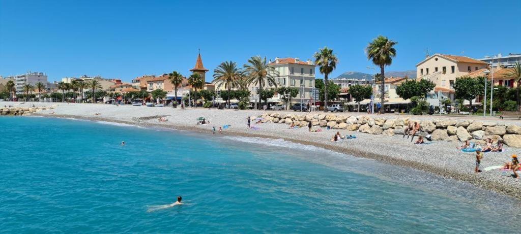 Grand Studio Tres Agreable Avec Bar, Cuisine Et Terrasse Cagnes-sur-Mer Exterior photo