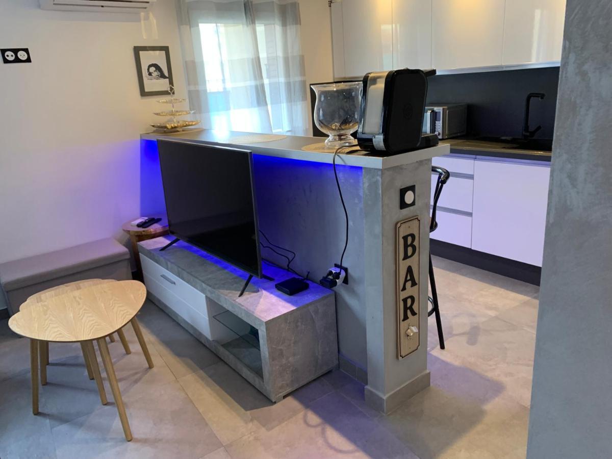 Grand Studio Tres Agreable Avec Bar, Cuisine Et Terrasse Cagnes-sur-Mer Exterior photo