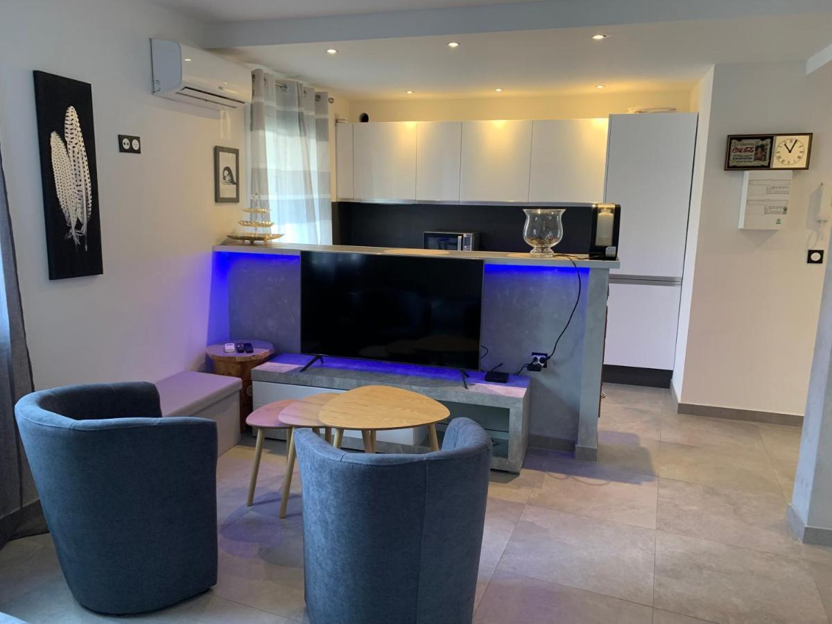 Grand Studio Tres Agreable Avec Bar, Cuisine Et Terrasse Cagnes-sur-Mer Exterior photo