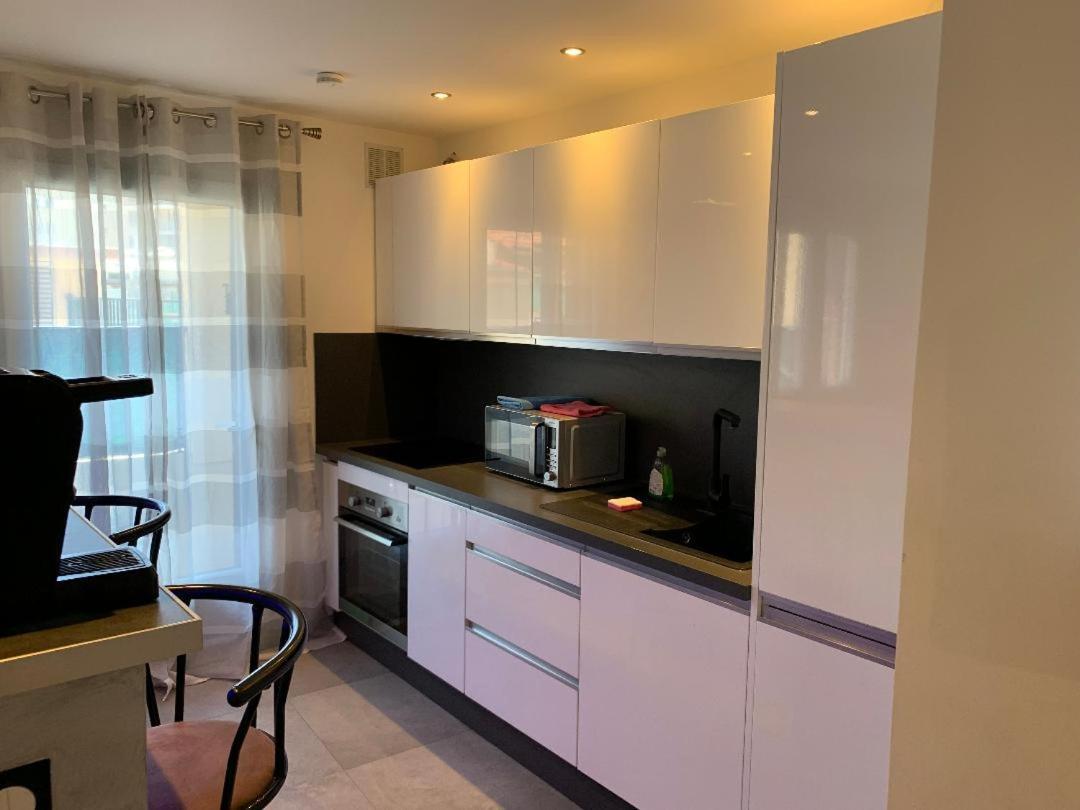Grand Studio Tres Agreable Avec Bar, Cuisine Et Terrasse Cagnes-sur-Mer Exterior photo