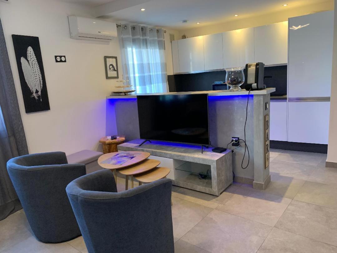 Grand Studio Tres Agreable Avec Bar, Cuisine Et Terrasse Cagnes-sur-Mer Exterior photo