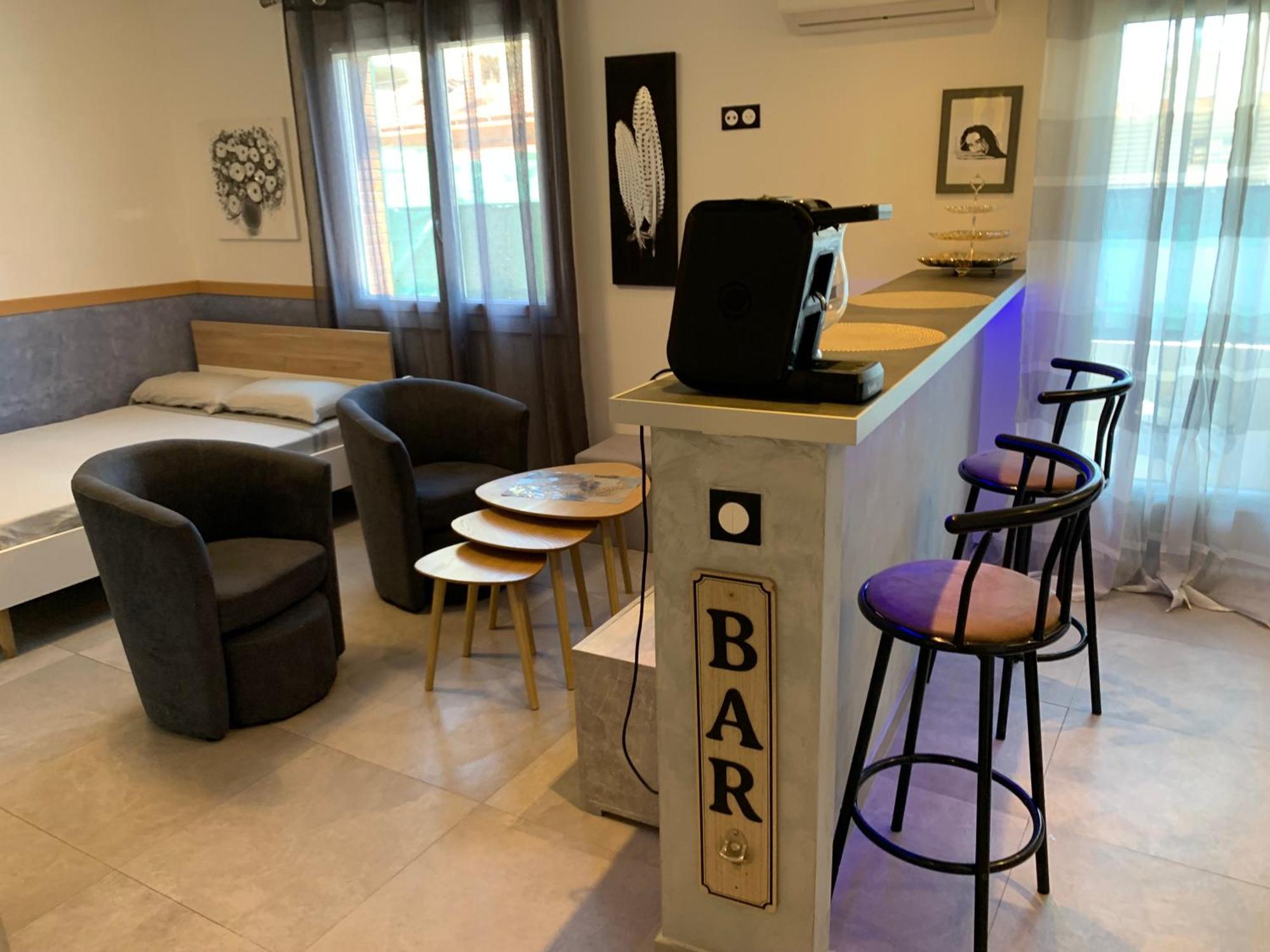 Grand Studio Tres Agreable Avec Bar, Cuisine Et Terrasse Cagnes-sur-Mer Exterior photo